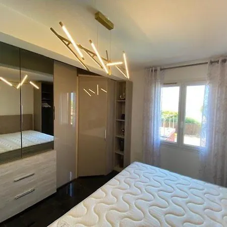 Вилла Villa De La Presqu'Ile D'Or